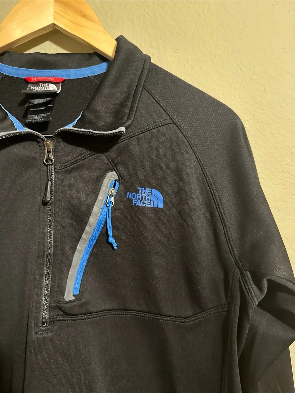 The North Face Men's Black Pullover Quarter-Zip Jacket size L